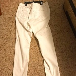 Maurice’s white jeans size 9/10 CUTE !!!